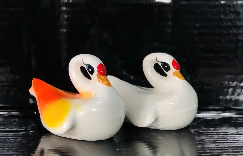 Trang Trí Đồ Gốm Men - Thiên Nga Nhỏ (nổi)