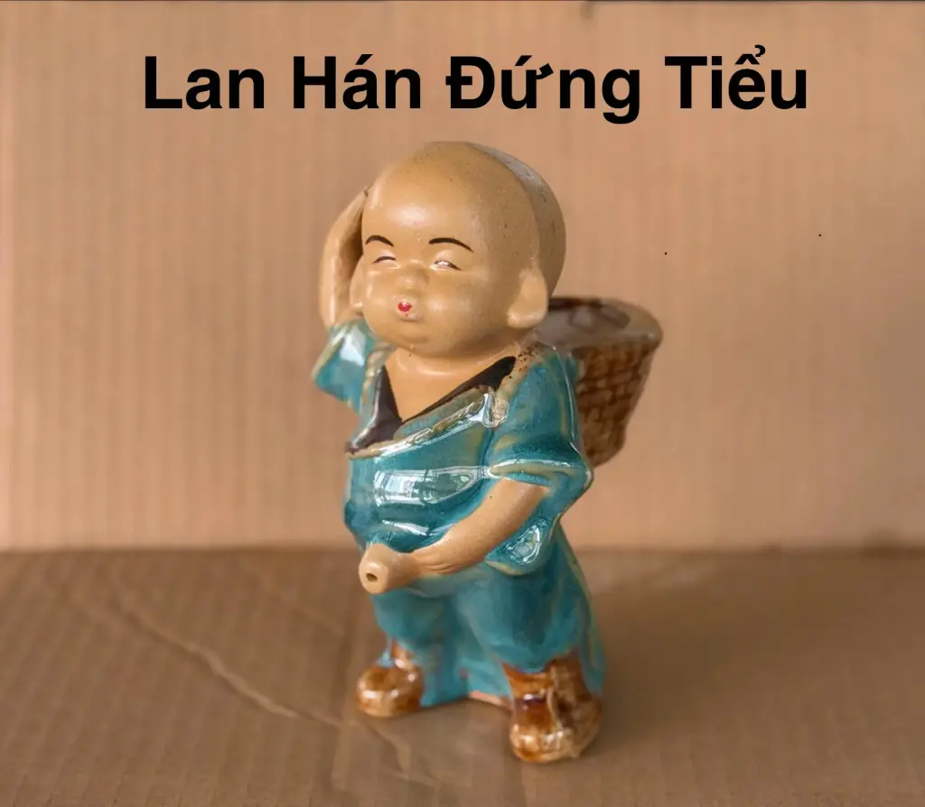 Trang Trí Đồ Gốm - La Hán Đứng Tiểu