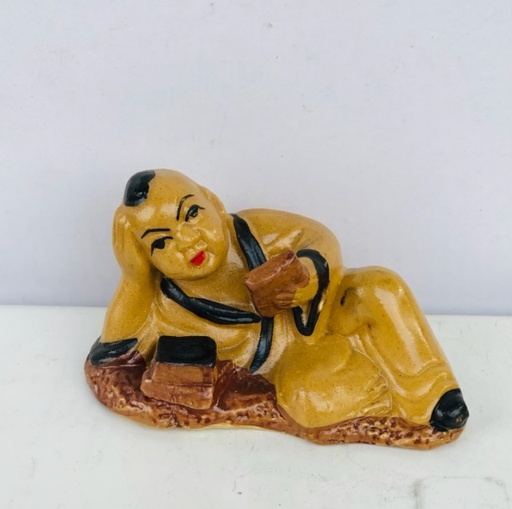 [TRATRI.00285] Trang Trí Đồ Gốm - Bé Nằm Đọc Sách